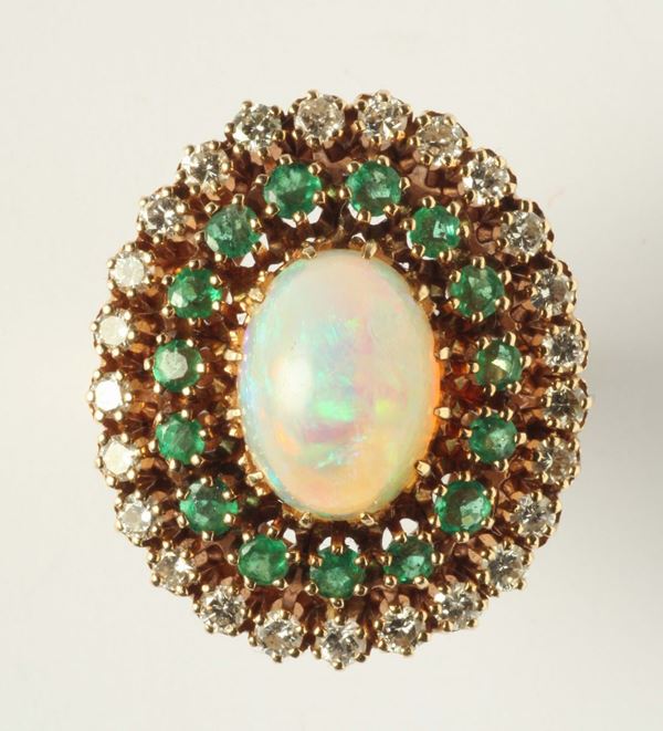 Anello con opale, smeraldi e diamanti a contorno. U.S.A. anni 40