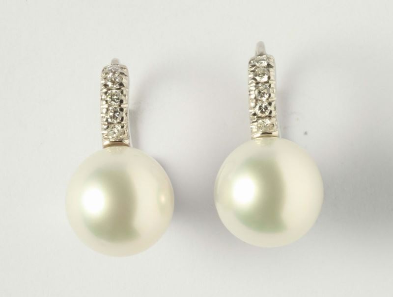 Orecchini con perla bianca e diamanti  - Asta Argenti e Gioielli - Cambi Casa d'Aste