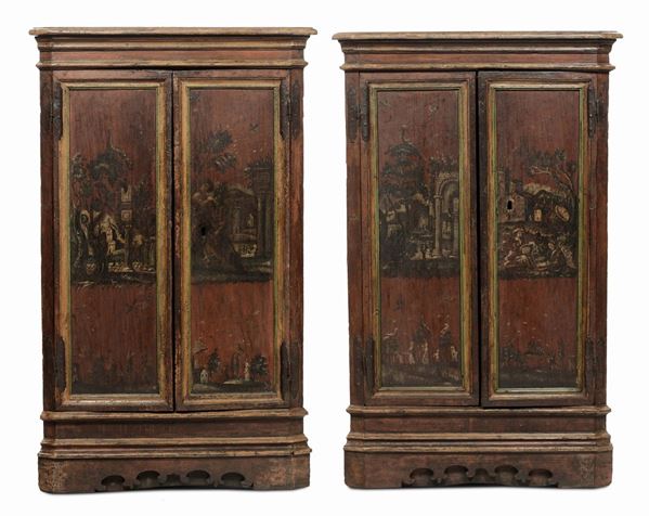 Coppia di angoliere in legno laccato e dipinto in policromia, Umbria XVIII secolo