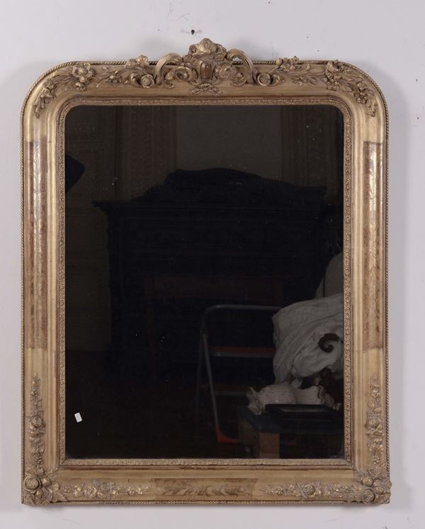 Specchiera dorata e finemente intagliata, XIX secolo