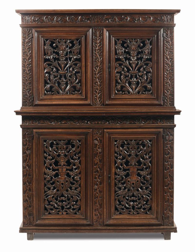 Mobile a due corpi in noce a quattro sportelli, Tipologia di Fontemblau, seconda meta’ XVII secolo  - Auction Bartolozzi, House of Antiquaries since 1887 - Cambi Casa d'Aste