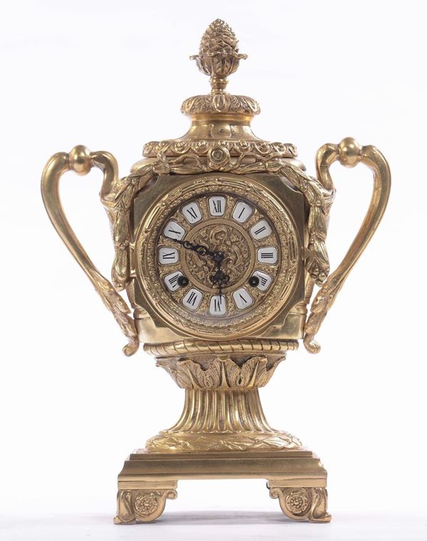 Orologio da camino in bronzo dorato a guisa di vaso biansato, XX secolo