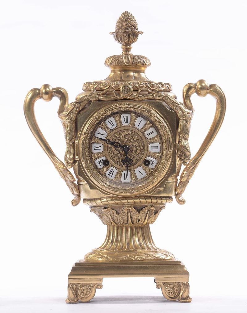 Orologio da camino in bronzo dorato a guisa di vaso biansato, XX secolo  - Auction Antique and Old Masters - Cambi Casa d'Aste