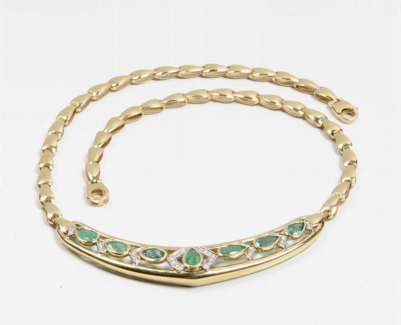 An emerald, diamond and gold necklace  - Auction Furnishings from the mansions of the Ercole Marelli heirs and other property - Cambi Casa d'Aste