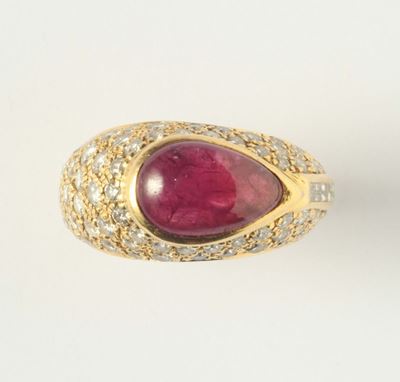 Anello con Rubino Taglio Cabochon e Diamanti