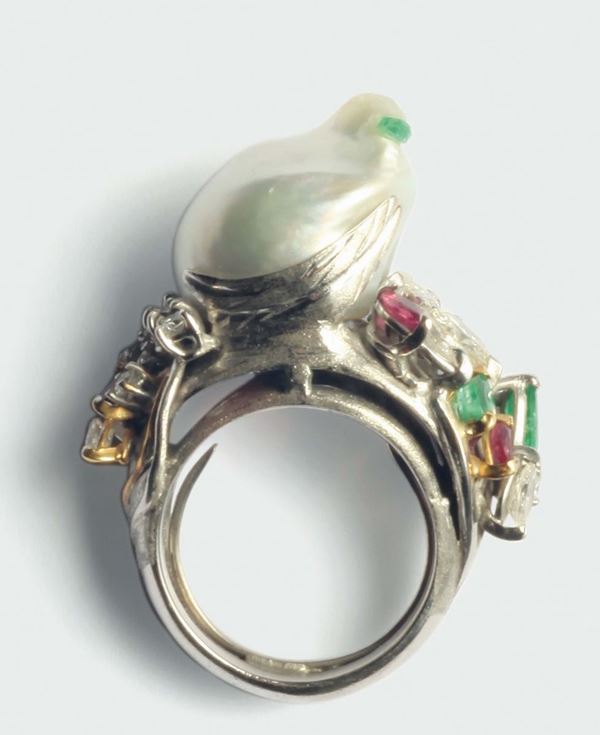 Anello con perla australiana zoomorfa, diamanti, smeraldi e rubini
