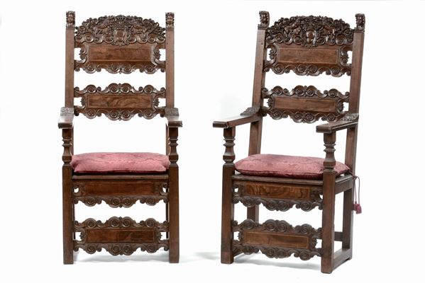 Coppia di seggioloni in legno intagliato, XVII secolo