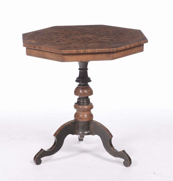 Tavolino ottagonale da centro intarsiato, XIX secolo