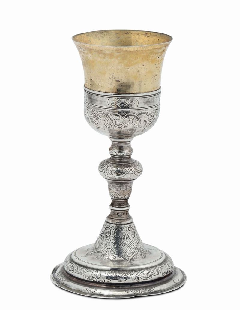 Calice in argento fuso, sbalzato e cesellato con decori alla Berain, nord Italia XVIII secolo  - Asta Argenti e Gioielli - Cambi Casa d'Aste