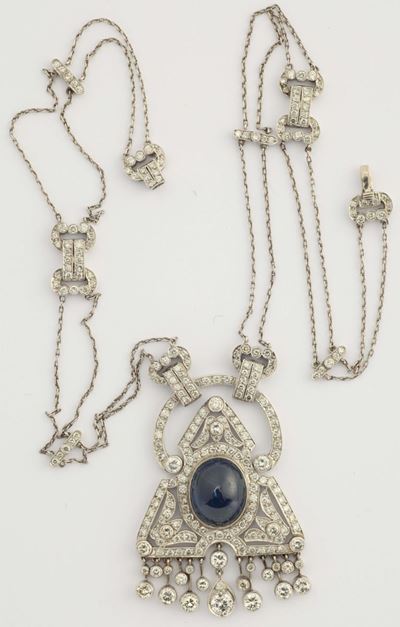 Pendente Stile Art Deco con Zaffiro Sri Lanka Taglio Cabochon e Diamanti di Vecchio Taglio