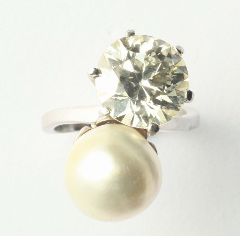Anello contrarié con perla naturale e diamante di ct 4,75  - Asta Fine Jewels - I - Cambi Casa d'Aste