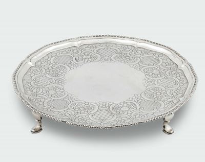 Salver Circolare in Argento Fuso Sbalzato e Cesellato, Probabilmente Argentiere John Carter, Lond...
