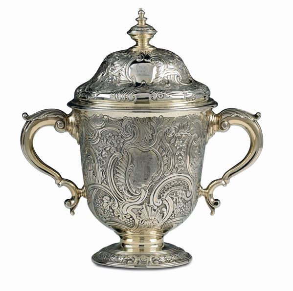 Coppa biansata con coperchio in argento vermeille, argentiere A.Videan, Londra 1744, etichetta cartacea collezione Petocchi Roma