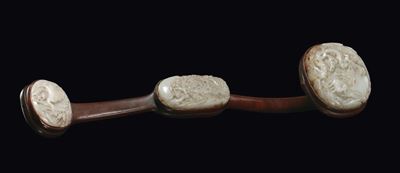 Ruyi in Legno di Homu con Placche di Giada Celadon a Soggetto Naturalistico, Cina, Dinastia Qing,...