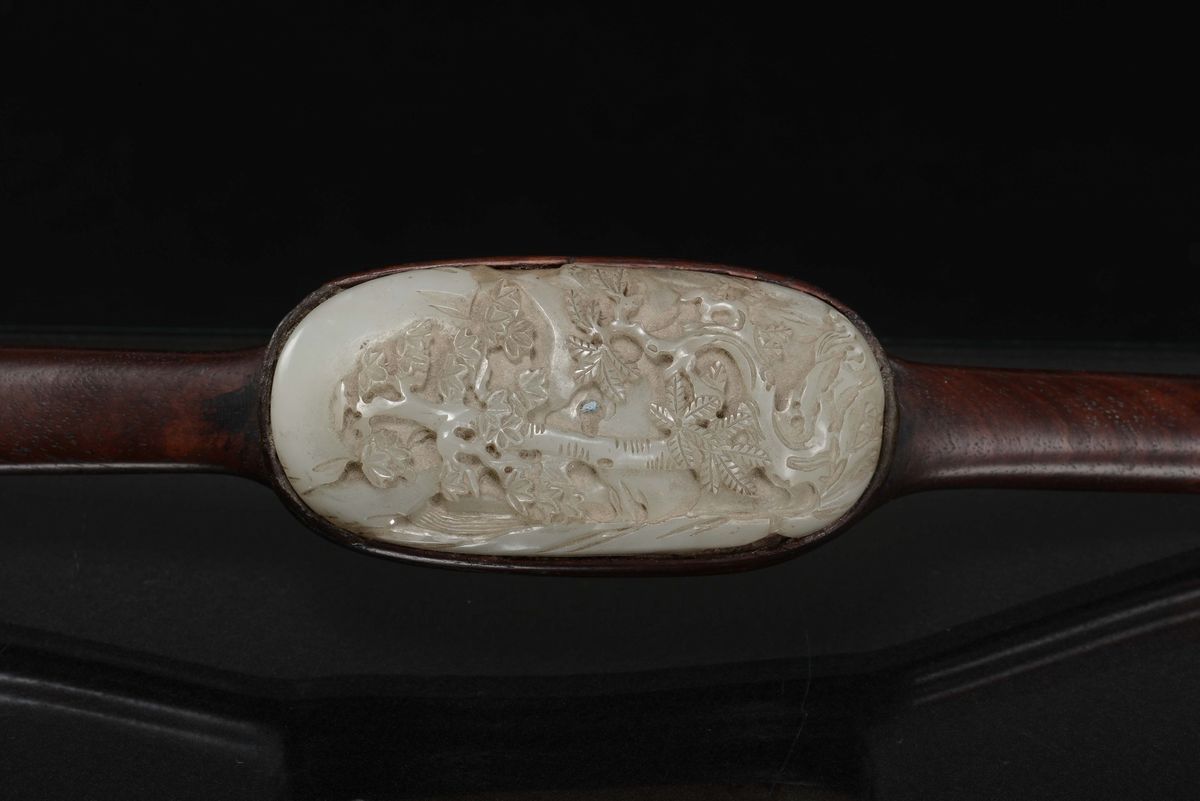 Ruyi in Legno di Homu con Placche di Giada Celadon a Soggetto Naturalistico, Cina, Dinastia Qing,...