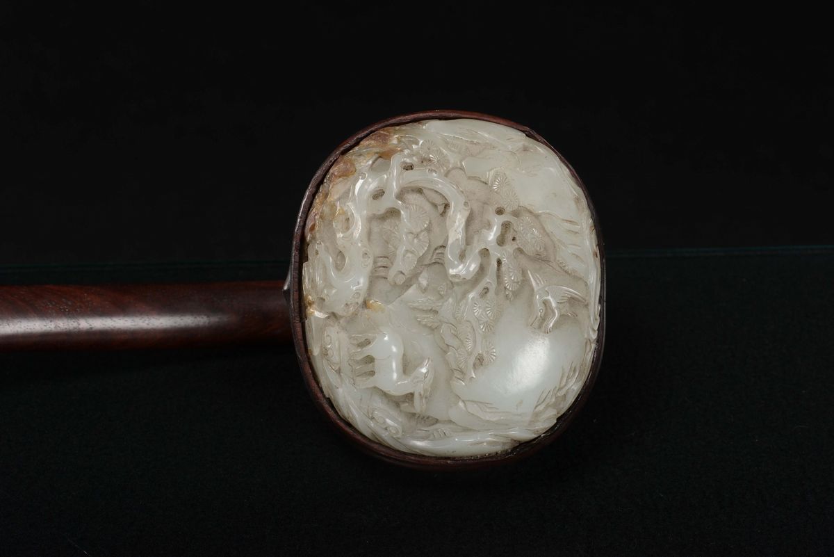 Ruyi in Legno di Homu con Placche di Giada Celadon a Soggetto Naturalistico, Cina, Dinastia Qing,...