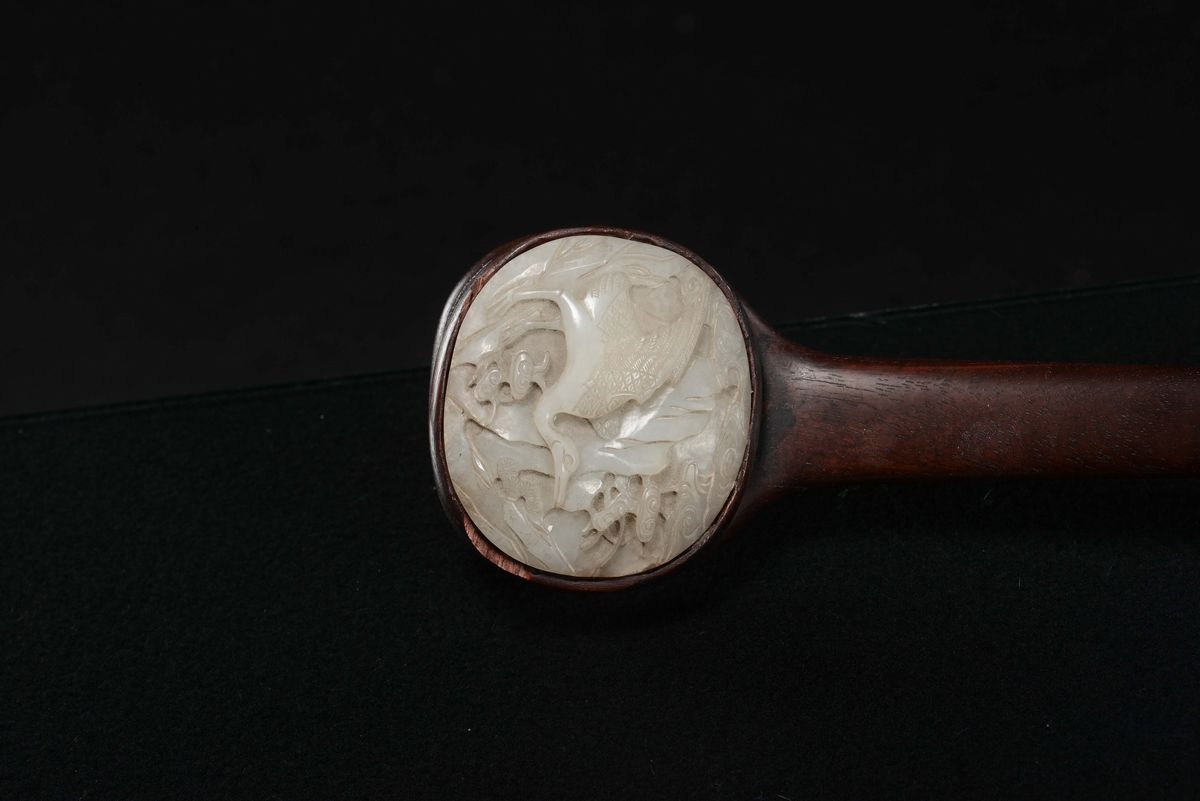 Ruyi in Legno di Homu con Placche di Giada Celadon a Soggetto Naturalistico, Cina, Dinastia Qing,...