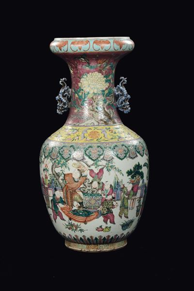 Grande Vaso in Porcellana a Due Anse Famiglia Rosa con Scene di Vita Comune, Cina, Dinastia Qing,...