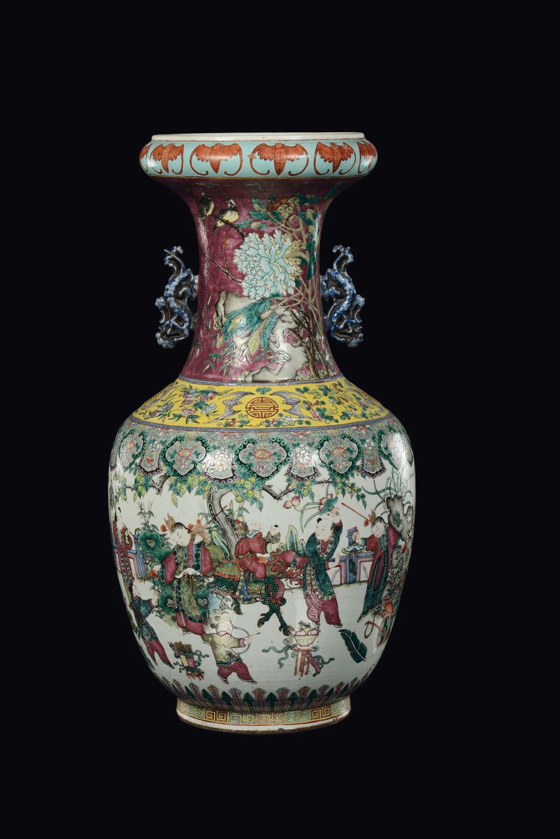 Grande Vaso in Porcellana a Due Anse Famiglia Rosa con Scene di Vita Comune, Cina, Dinastia Qing,...
