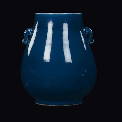 Vaso in Porcellana Monocroma Blu con Manici a Guisa di Teste di Elefante, Cina, Dinastia Qing, XI...