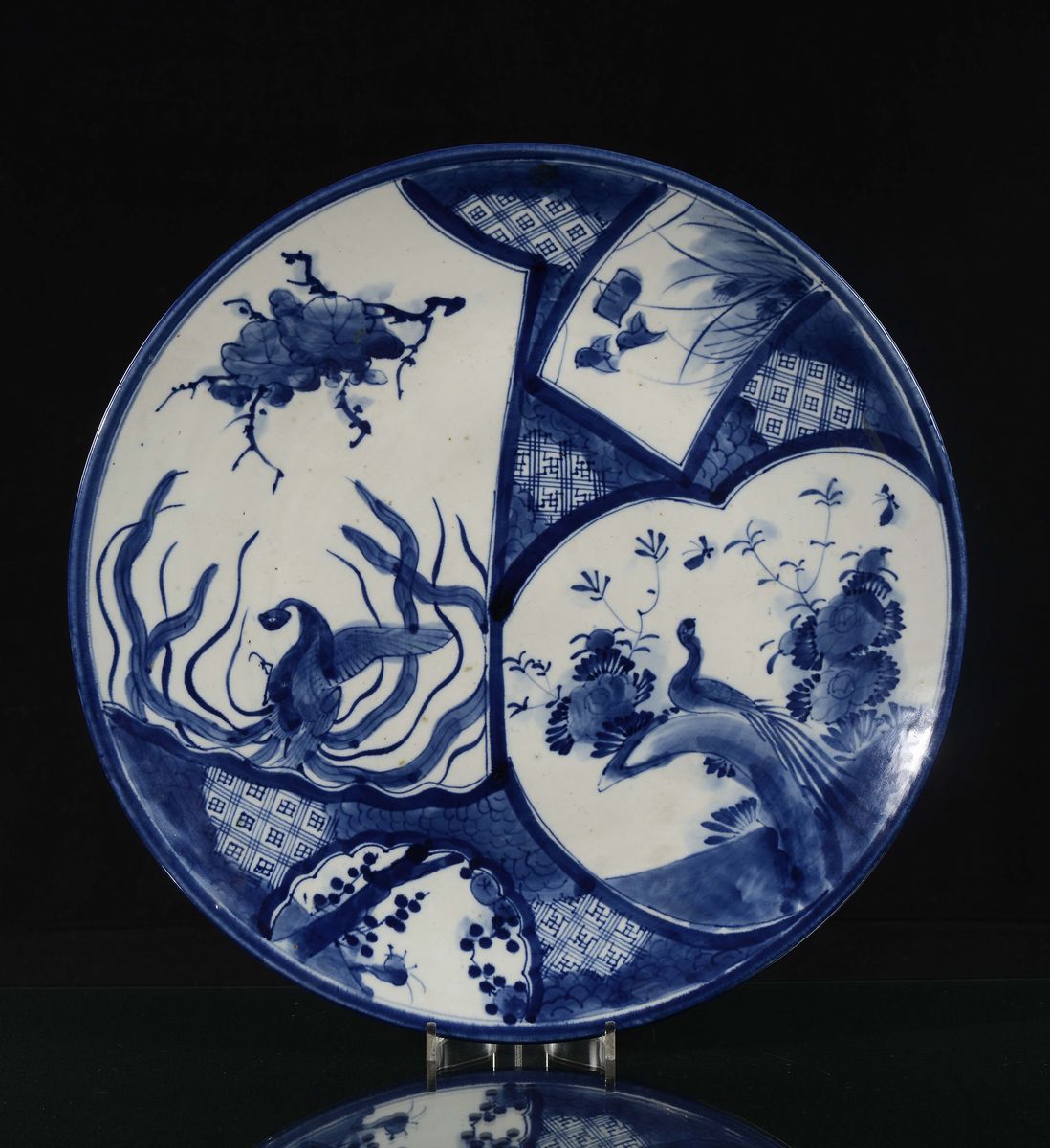 Coppia di Grandi Piatti in Porcellana Bianca e Blu con Scene Naturalistiche, Giappone, XIX Secolo