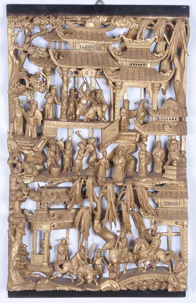 Pannello in Legno Dorato Scolpito e Lavorato con Scene di Vita di Corte, Cina, Dinastia Qing, XIX...
