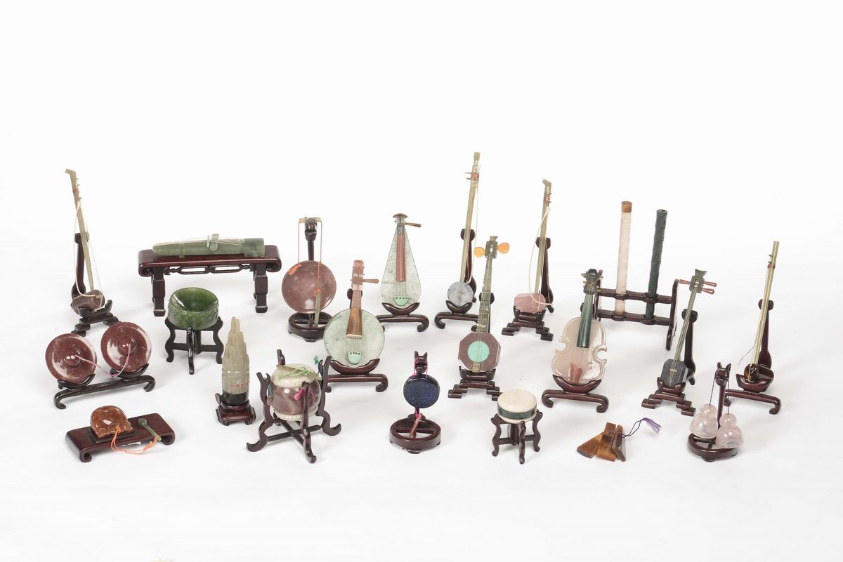 Vetrina Circolare in Legno Contenente Piccole Giade, Cina, Dinastia Qing, Fine XIX Secolo