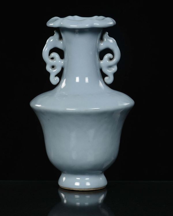 Vaso in porcellana Claire de Lune a due anse, Cina, Dinastia Qing, XIX secolo