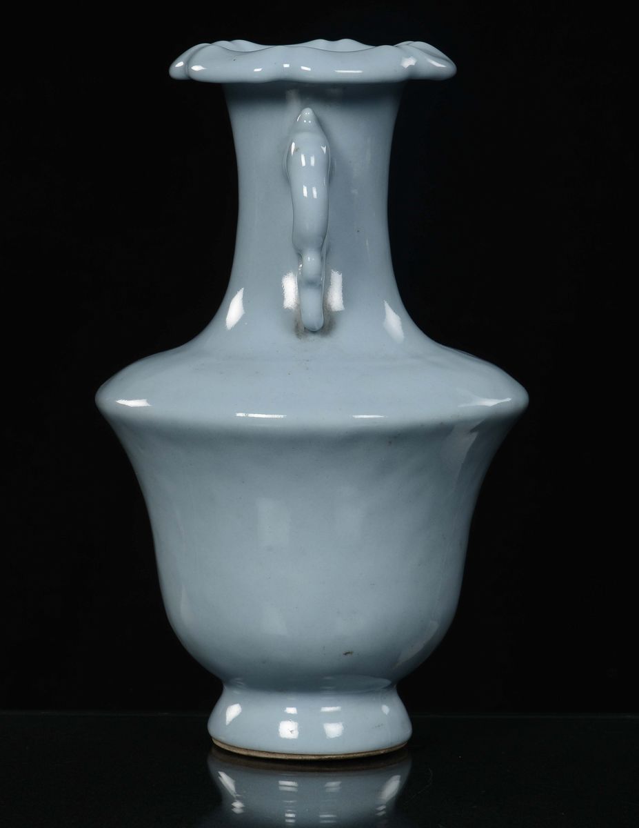 Vaso in Porcellana Claire De Lune a Due Anse, Cina, Dinastia Qing, XIX Secolo