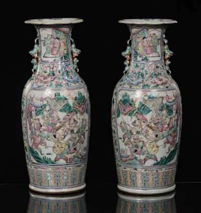 Coppia di Vasi in Porcellana Famiglia Rosa con Scene di Battaglia, Cina, Dinastia Qing, XIX Secol...