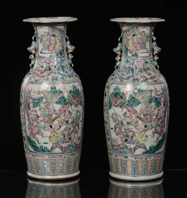 Coppia di vasi in porcellana Famiglia Rosa con scene di battaglia, Cina, Dinastia Qing, XIX secolo