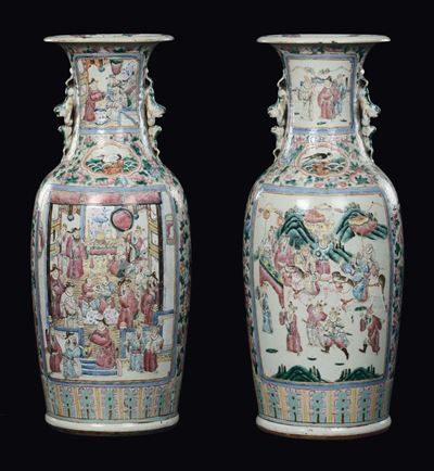 Coppia di Vasi in Porcellana Famiglia Rosa con Scene di Battaglia, Cina, Dinastia Qing, XIX Secol...