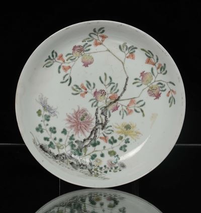 Piatto in Porcellana con Raffigurazioni di Melograni, Cina, Inizio XX Secolo