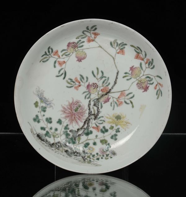 Piatto in porcellana con raffigurazioni di melograni, Cina, inizio XX secolo
