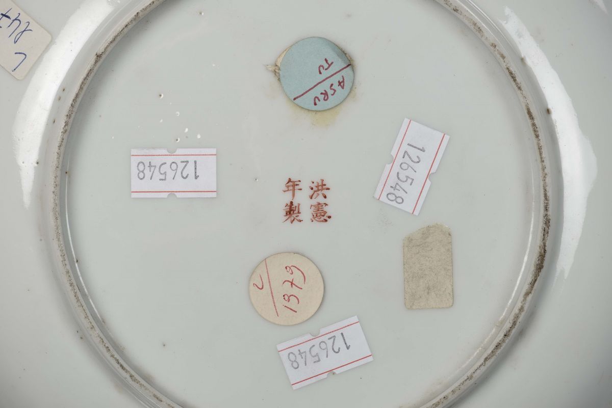 Piatto in Porcellana con Raffigurazioni di Melograni, Cina, Inizio XX Secolo