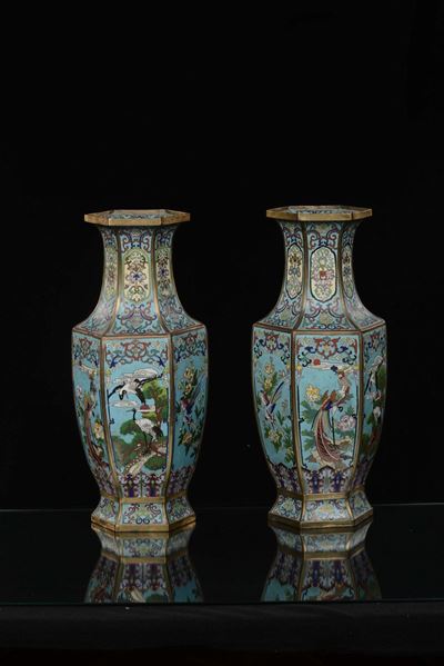 Coppia di Vasi Cloisonné a Forma Esagonale a Soggetto Naturalistico, Cina, Repubblica, XX Secolo