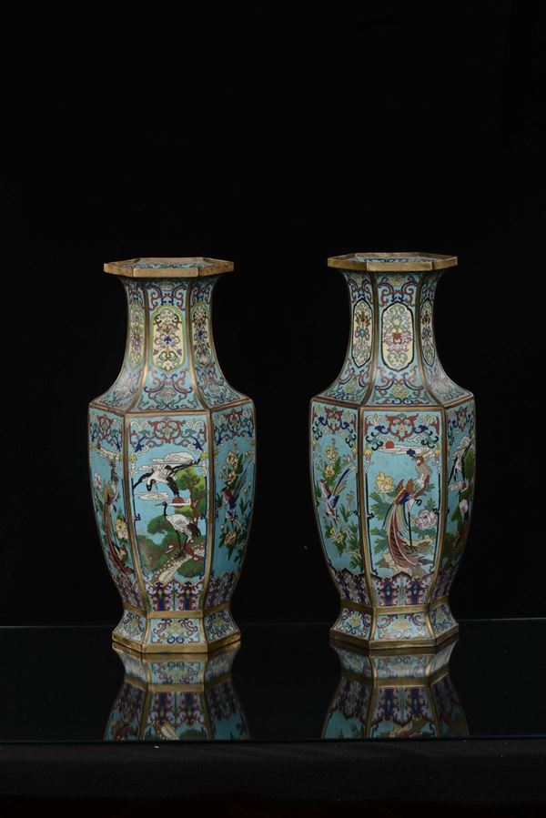 Coppia di vasi cloisonné a forma esagonale a soggetto naturalistico, Cina, Repubblica, XX secolo