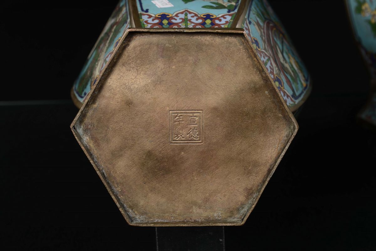 Coppia di Vasi Cloisonné a Forma Esagonale a Soggetto Naturalistico, Cina, Repubblica, XX Secolo