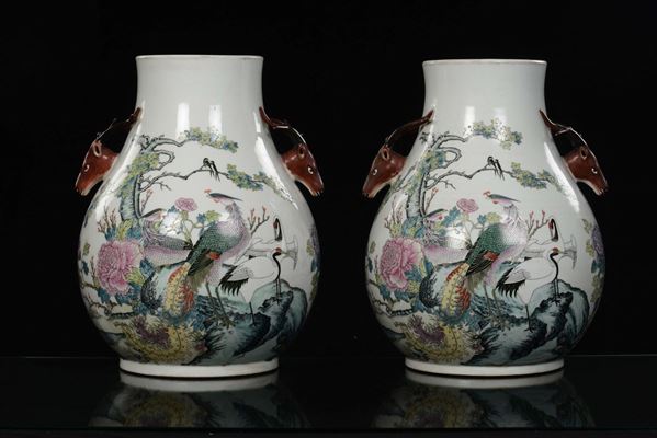 Coppia di vasi in porcellana a soggetto naturalistico con manici a guisa di teste di cervo, Cina, Repubblica, XX secolo