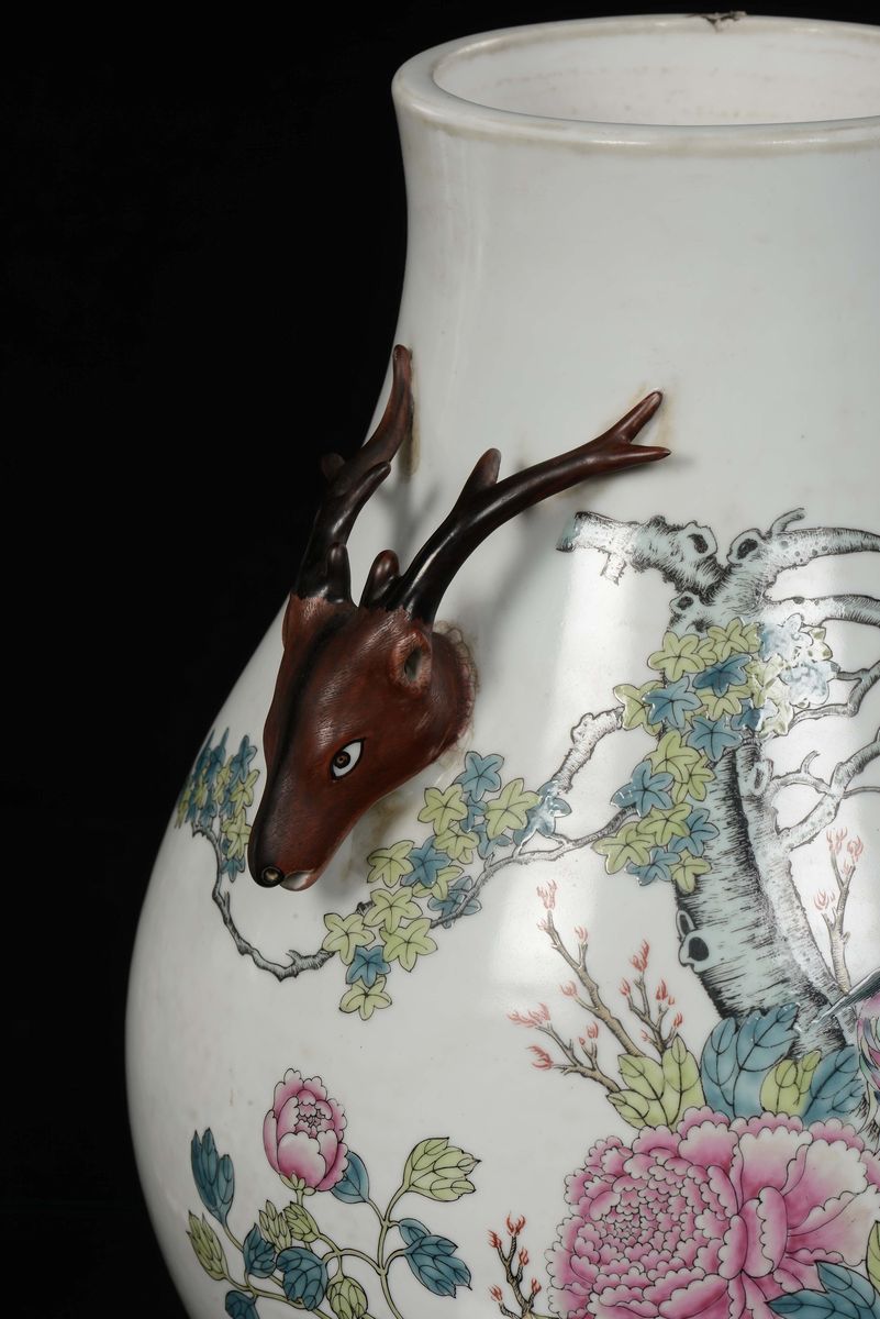 Coppia di Vasi in Porcellana a Soggetto Naturalistico con Manici a Guisa di Teste di Cervo, Cina,...