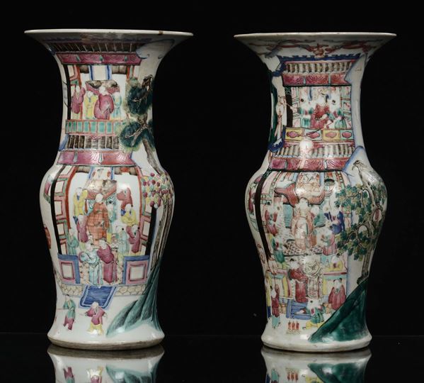 Coppia di vasi a tromba in porcellana Famiglia Rosa con scene di vita di corte, Cina, Dinastia Qing, XIX secolo