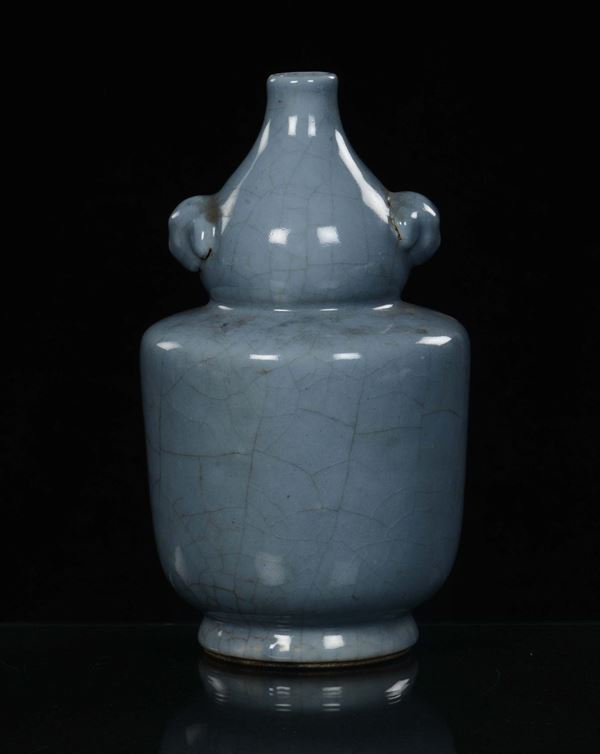 A Guan blue porcelain vase, China, Qing Dynasty, 19th century