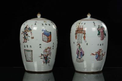 Coppia di Potiches in Porcellana Famiglia Rosa con Personaggi e Scritte, Cina, Dinastia Qing, XIX...