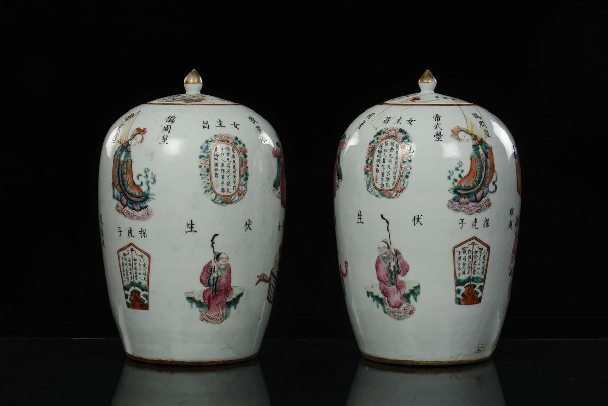 Coppia di Potiches in Porcellana Famiglia Rosa con Personaggi e Scritte, Cina, Dinastia Qing, XIX...