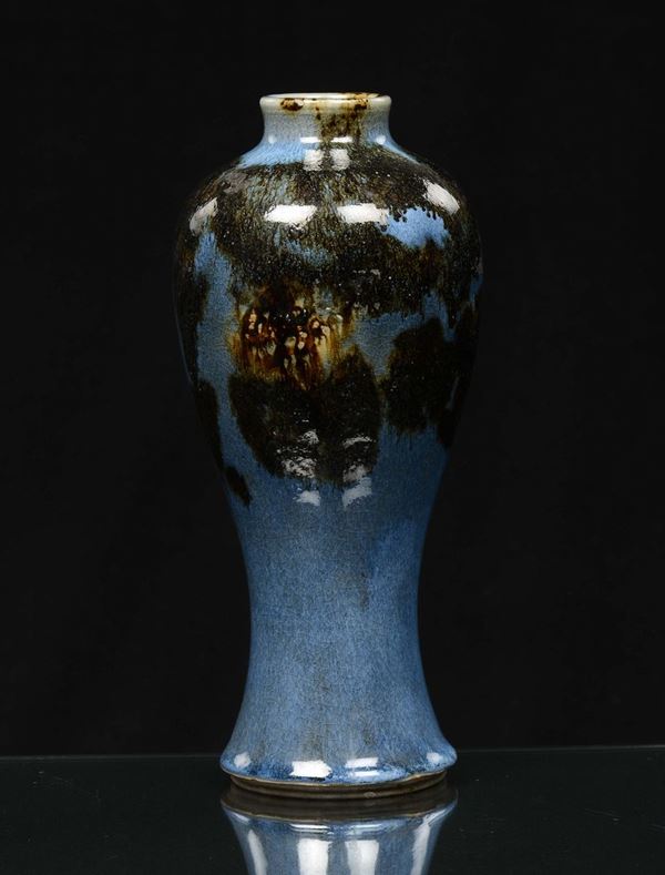 Vaso in porcellana Jun nei toni del celeste e del bruno, Cina, Dinastia Qing, XIX secolo