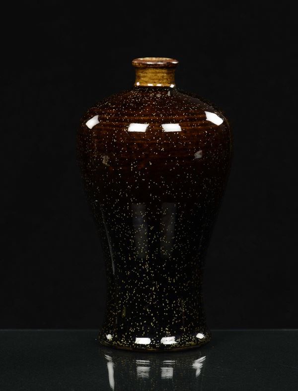 Vaso in porcellana Meiping in monocromia bruna, Cina, Dinastia Qing, XIX secolo