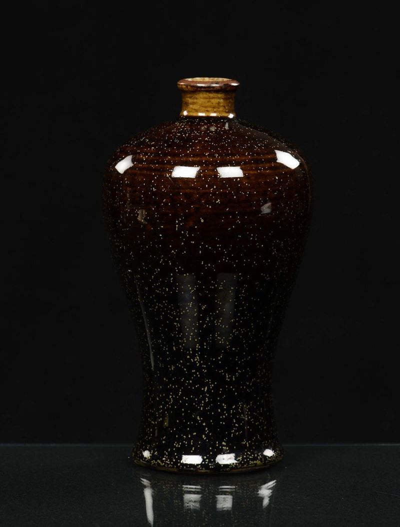 Vaso in porcellana Meiping in monocromia bruna, Cina, Dinastia Qing, XIX secolo  - Asta Fine Chinese Works of Art - II - Cambi Casa d'Aste