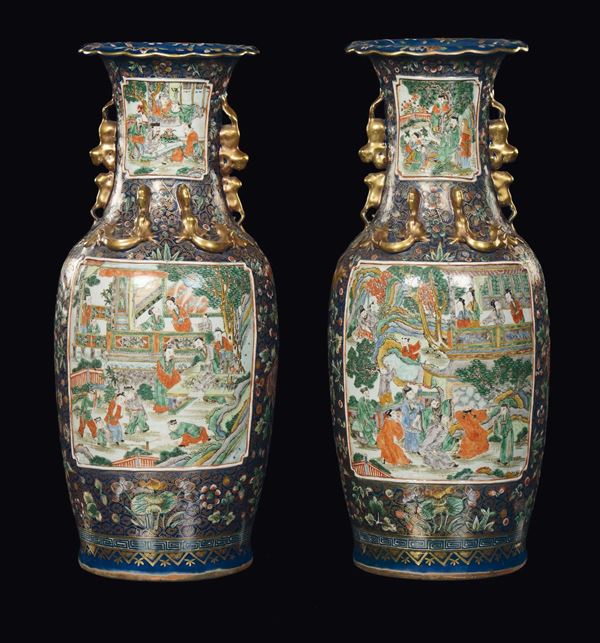 Coppia di vasi a fondo blu con riserve con scene di vita di corte nei colori della Famiglia Verde, Cina, Dinastia Qing, XIX secolo