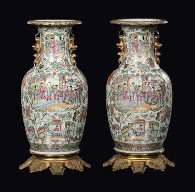 Coppia di Vasi Canton nei Colori della Famiglia Rosa con Montatura in Bronzo Dorato, Cina, Dinast...