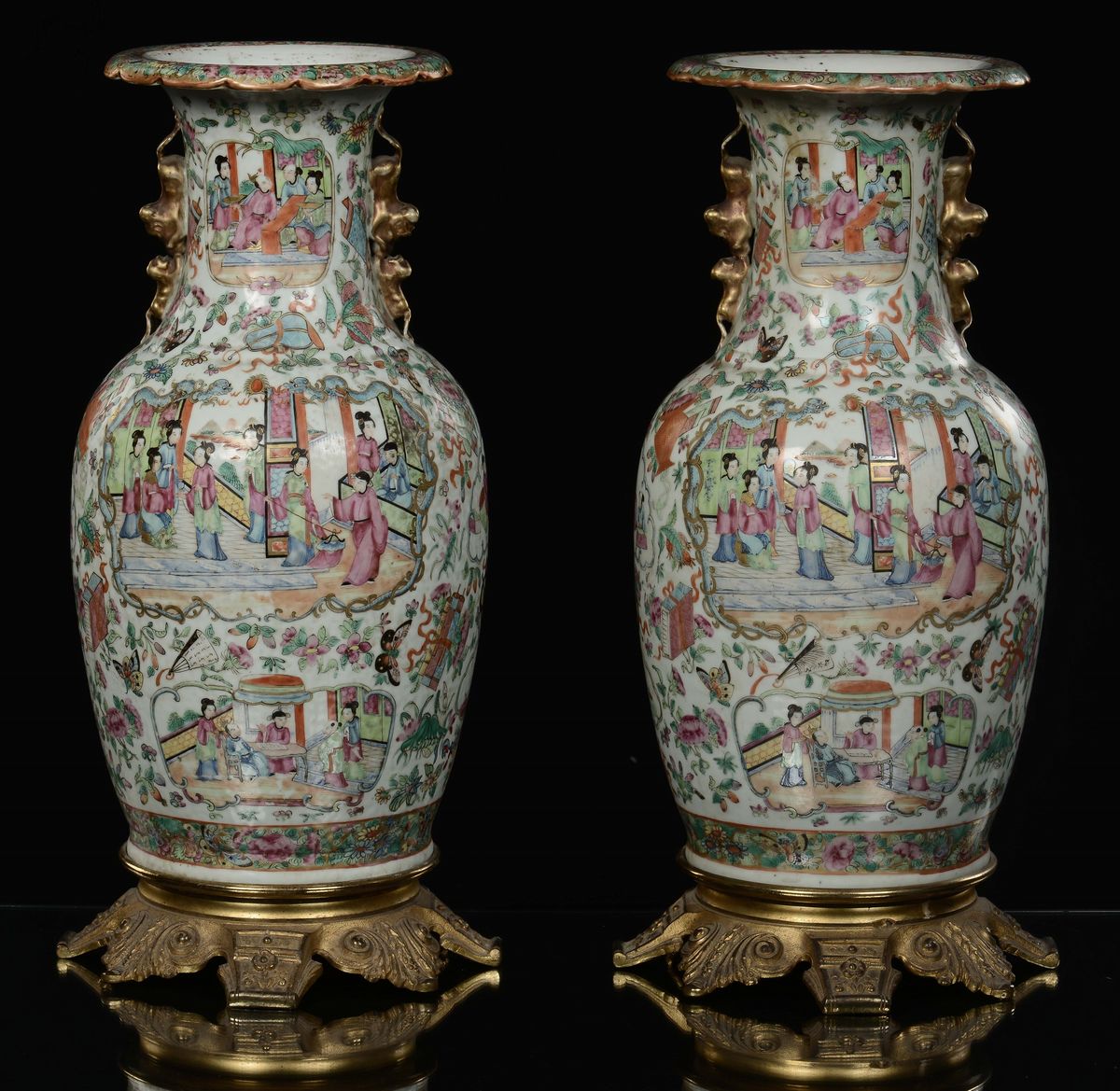 Coppia di Vasi Canton nei Colori della Famiglia Rosa con Montatura in Bronzo Dorato, Cina, Dinast...